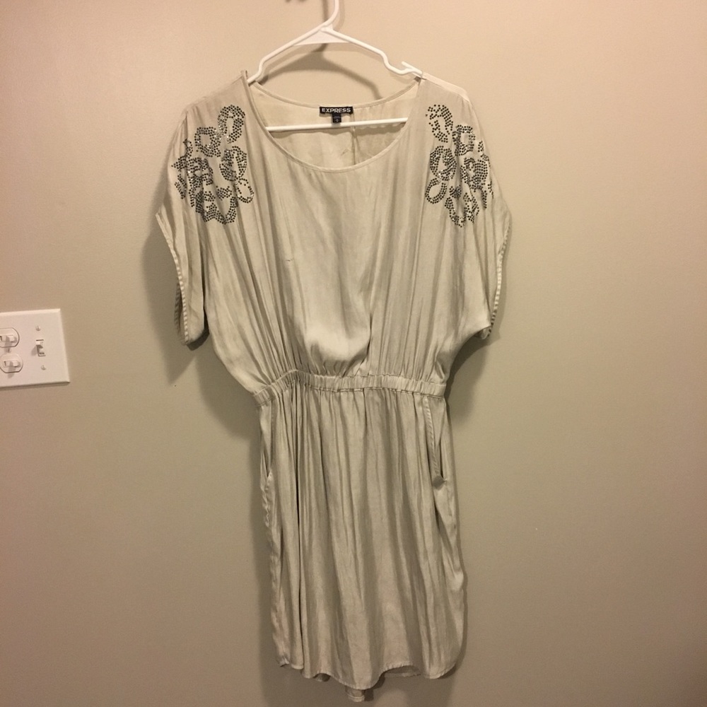 Express cream dress w/ pockets